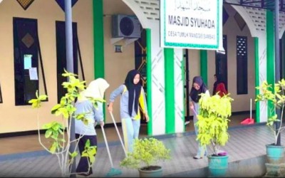 Wujud Kepedulian, SMA Muhammadiyah Sambas Gelar Bakti Sosial Bersihkan 9 Masjid