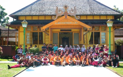 Peringati Hari Bumi, IPM dan LensaPena SMA Muhammadiyah Sambas Gelar Aksi Bersih-Bersih di Keraton Sambas